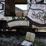 I vagoni sono colorati da graffiti disegnati da writers